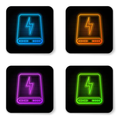 Beyaz arka planda yalıtılmış parlayan neon Power banka simgesi. Taşınabilir şarj cihazı. Siyah kare düğme. Vektör İllüstrasyonu