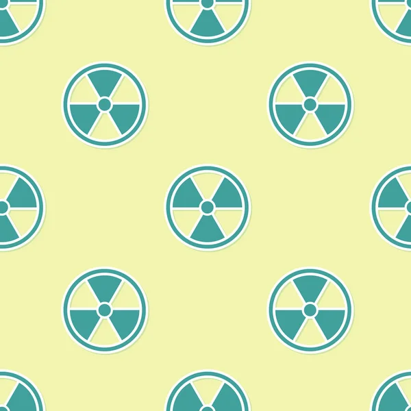 Yeşil Radyoaktif simgesi sarı arka plan üzerinde kesintisiz desen izole. Radyoaktif toksik sembol. Radyasyon Tehlikesi işareti. Düz tasarım. Vektör İllüstrasyonu — Stok Vektör