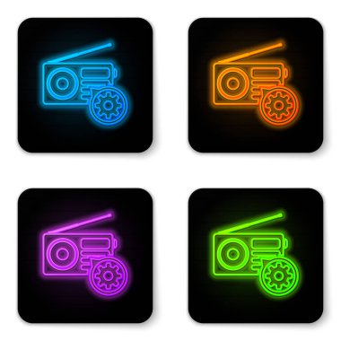 Beyaz arka plan üzerinde izole anten ve dişli simgesi ile Parlayan neon Radyo. Uygulama, servis konsepti, ayar seçenekleri, bakım, onarım, sabitleme ayarlama. Siyah kare düğme. Vektör İllüstrasyonu