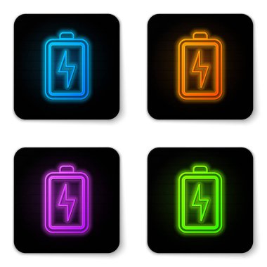 Beyaz arka planda yalıtılmış parlayan neon Pil simgesi. Yıldırım sembolü. Siyah kare düğme. Vektör İllüstrasyonu