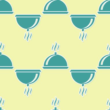 Yeşil gıda simgesi sarı arka plan üzerinde izole dikişsiz desen bir tepsi ile kaplı. Tepsi ve kapak işareti. Kapaklı restoran cloche. mutfak sembolü. Düz tasarım. Vektör İllüstrasyonu