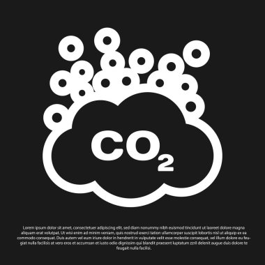 Siyah arka planda yalıtılmış bulut simgesindeki siyah Co2 emisyonları. Karbondioksit formülü sembolü, sis kirliliği kavramı, çevre kavramı. Vektör İllüstrasyonu