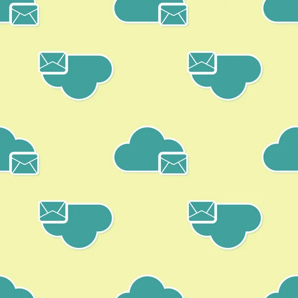 Grüne Wolke Mail-Server-Symbol isoliert nahtlose Muster auf gelbem Hintergrund. Cloud Server Hosting für E-Mails. Online-Nachrichtendienst. Briefkastenzeichen. flache Bauweise. Vektorillustration — Stockvektor