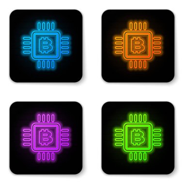 Beyaz arka planda yalıtılmış parlayan neon Cpu madenciliği çiftlik simgesi. Mikroçipin içinde Bitcoin işareti. Kripto para madenciliği topluluğu. Dijital para. Siyah kare düğme. Vektör İllüstrasyonu