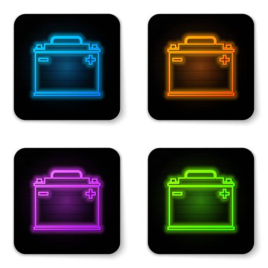 Beyaz arka planda yalıtılmış parlayan neon Araç pil simgesi. Akümülatör pil enerji gücü ve elektrik akümülatör pil. Siyah kare düğme. Vektör İllüstrasyonu