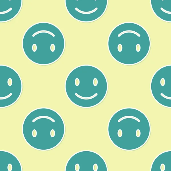 緑の笑顔の顔のアイコンは、黄色の背景にシームレスなパターンを分離しました。笑顔の絵文字。ハッピースマイリーチャットシンボル。ベクトルイラストレーション — ストックベクタ
