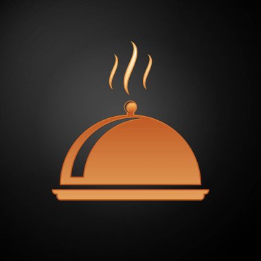 Altın siyah arka plan üzerinde izole gıda simgesi bir tepsi ile kaplı. Tepsi ve kapak işareti. Kapaklı restoran cloche. mutfak sembolü. Vektör İllüstrasyonu