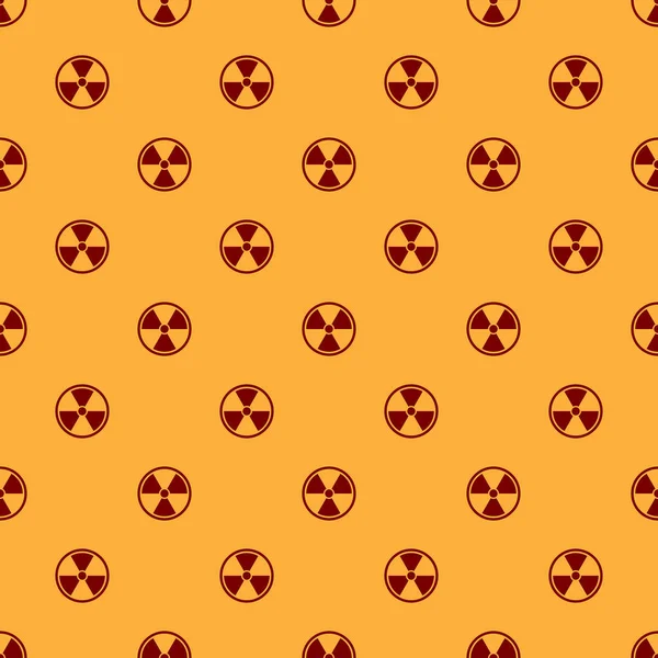 Kırmızı Radyoaktif simge kahverengi arka plan üzerinde dikişsiz desen izole. Radyoaktif toksik sembol. Radyasyon Tehlikesi işareti. Düz tasarım. Vektör İllüstrasyonu — Stok Vektör