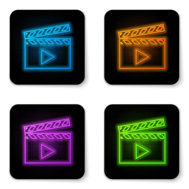 Beyaz arka planda izole parlayan neon Film clapper simgesi. Film clapper kurulu simgesi. Clapperboard işareti. Sinema üretimi veya medya endüstrisi kavramı. Siyah kare düğme. Vektör İllüstrasyonu