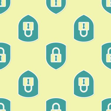 Kilit simgesi sarı arka plan üzerinde izole sorunsuz desen ile Yeşil Kalkan güvenlik. Koruma, güvenlik, şifre güvenliği. Güvenlik duvarı erişim gizlilik işareti. Vektör İllüstrasyonu