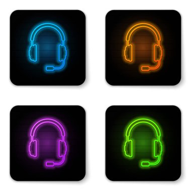 Beyaz arka planda mikrofon simgesi neon Kulaklıklar. Kulaklık işareti. Müzik, servis, iletişim ve operatör dinleme için kavram nesnesi. Siyah kare düğme. Vektör İllüstrasyonu