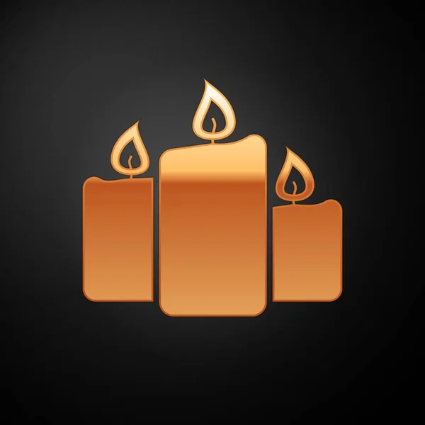 Gold Burning velas ícone isolado no fundo preto. Velhas velas acesas. Vela aromática cilíndrica varas com chamas ardentes. Ilustração vetorial — Vetor de Stock