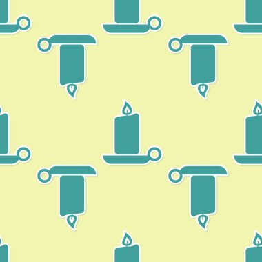 Mum çubuğu simgesinde yeşil yanan mum sarı arka plan üzerinde kusursuz desen. Eski moda yanan mum. Yanan alev ile silindirik aromatik mum çubuğu. Düz tasarım. Vektör İllüstrasyonu