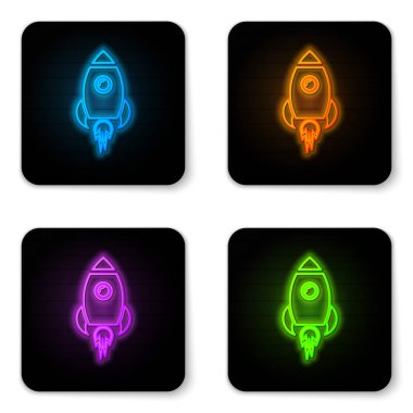 Beyaz arka plan üzerinde izole yangın simgesi ile Parlayan neon Rocket gemi. Uzay yolculuğu. Siyah kare düğme. Vektör İllüstrasyonu