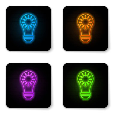 Beyaz arka plan üzerinde izole parlayan neon Güneş enerji paneli simgesi. Güneş ve ampul. Siyah kare düğme. Vektör İllüstrasyonu