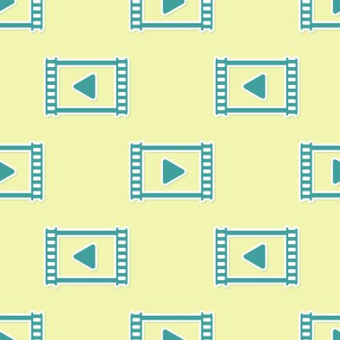 Yeşil Oynatma Video simgesi sarı arka planda kesintisiz desen yalıtılmış. Oyun işareti ile film şeridi. Düz tasarım. Vektör İllüstrasyonu