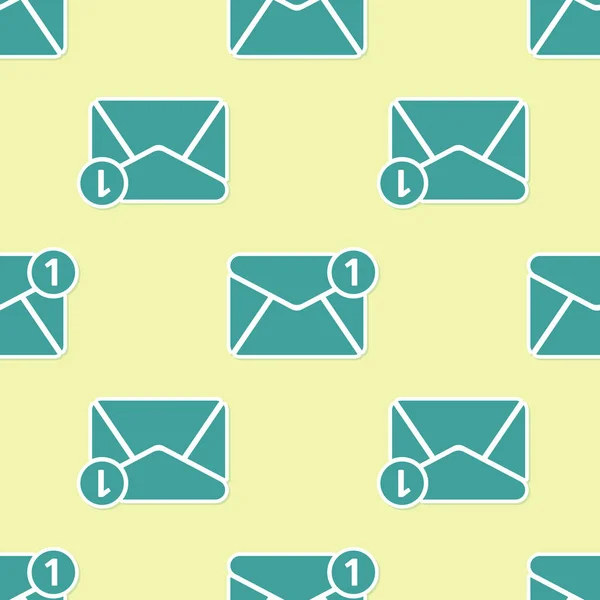 노란색 배경에 녹색 봉투 아이콘 격리 원활한 패턴. 수신된 메시지 개념입니다. 새로운, 이메일 수신 메시지, SMS. 메일 편 배송 서비스. 플랫 디자인. 벡터 일러스트레이션 — 스톡 벡터