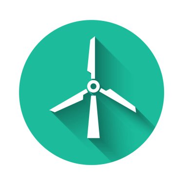 Beyaz Rüzgar türbin ikonu uzun gölge ile izole. Rüzgar jeneratörü işareti. Yel değirmeni silueti. Elektrik enerjisi üretimi için yel değirmeni. Yeşil daire düğmesi. Vektör İllüstrasyonu
