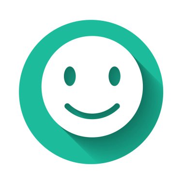Beyaz Smile yüz simgesi uzun gölge ile izole. Gülümseyen ifade. Mutlu gülen sohbet sembolü. Yeşil daire düğmesi. Vektör İllüstrasyonu