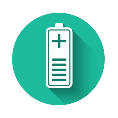 Beyaz pil şarj seviyesi göstergesi simgesi uzun gölge ile yalıtılmış. Yeşil daire düğmesi. Vektör Illustration