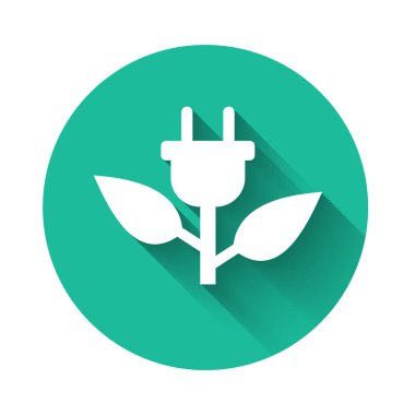 Uzun gölge ile izole yaprak simgesi beyaz elektrik tasarruf fişi. Enerji elektrik simgesi kaydedin. Çevre koruma simgesi. Biyo enerji. Yeşil daire düğmesi. Vektör İllüstrasyonu