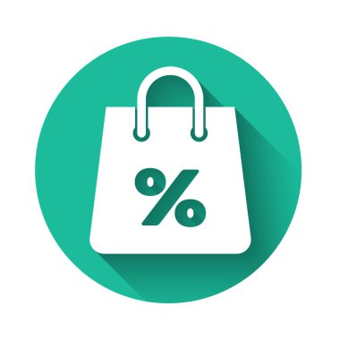 Uzun gölge ile izole bir yazıt yüzde indirim simgesi ile Beyaz Shoping çanta. Çanta tabelası. Kadın çantası simgesi. Kadın çanta tabelası. Yeşil daire düğmesi. Vektör İllüstrasyonu