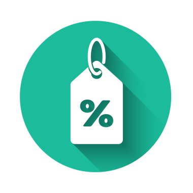 Beyaz indirimli yüzde etiket simgesi uzun gölgeli. Etiket alışverişi. Özel teklif işareti. İndirim kuponları sembolü. Yeşil daire düğmesi. Vektör İllüstrasyonu