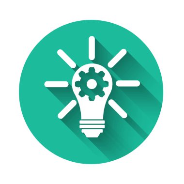 Uzun gölge ile izole simge içinde ışık ve dişli ışınları ile Beyaz Ampul ampul. İnovasyon kavramı. Yeşil daire düğmesi. Vektör İllüstrasyonu