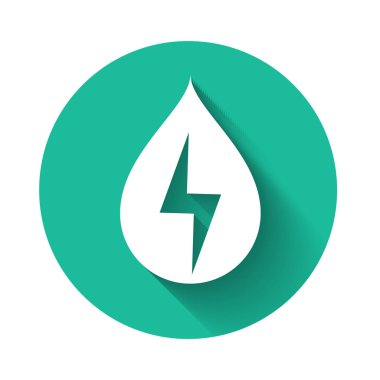 Beyaz Su enerji simgesi uzun gölge ile izole. Su damlacıkları ile ekoloji kavramı. Alternatif enerji konsepti. Yeşil daire düğmesi. Vektör İllüstrasyonu