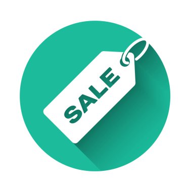 Beyaz fiyat etiketi ile bir yazıt satış simgesi uzun gölge ile izole. Fiyat için rozet. Promo etiket indirimi. Yeşil daire düğmesi. Vektör Illustration