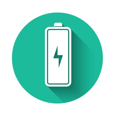 Uzun gölgeyle yalıtılmış Beyaz Pil simgesi. Yıldırım sembolü. Yeşil daire düğmesi. Vektör İllüstrasyonu