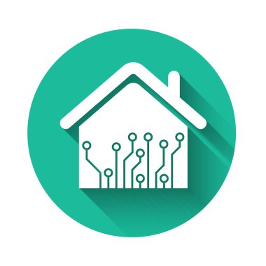 Beyaz Akıllı ev simgesi uzun gölge ile izole. Uzaktan kumanda. Yeşil daire düğmesi. Vektör İllüstrasyonu