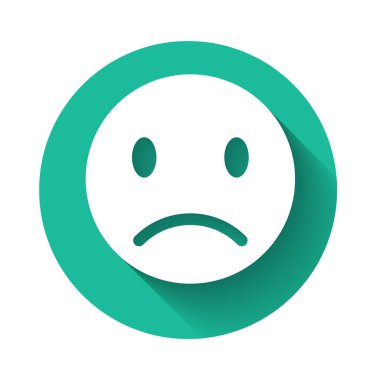 Beyaz Sad gülümseme simgesi uzun gölge ile izole. İfade yüzü. Yeşil daire düğmesi. Vektör İllüstrasyonu