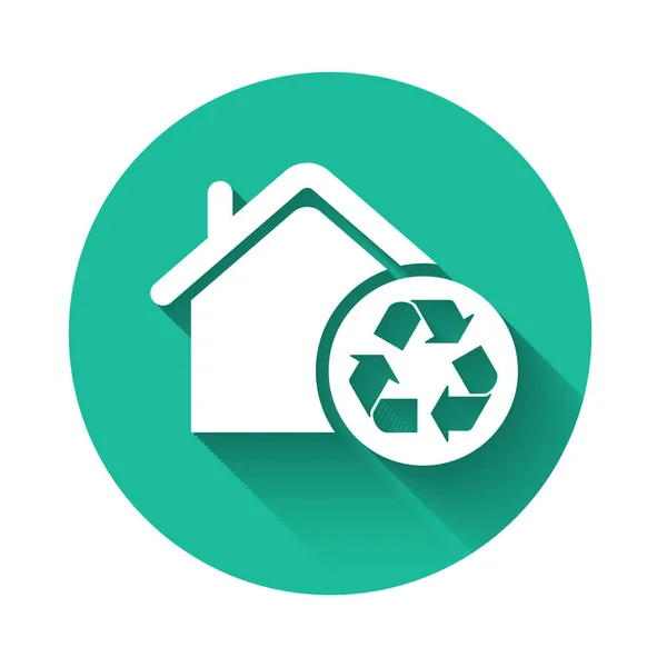 Casa Eco Blanca con icono de símbolo de reciclaje aislado con sombra larga. Ecología hogar con flechas de reciclaje. Botón círculo verde. Ilustración vectorial — Vector de stock