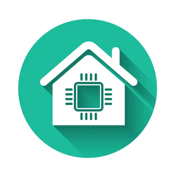 Weißes Smart-Home-Symbol isoliert mit langem Schatten. Fernbedienung. grüner Kreis-Knopf. Vektorillustration — Stockvektor