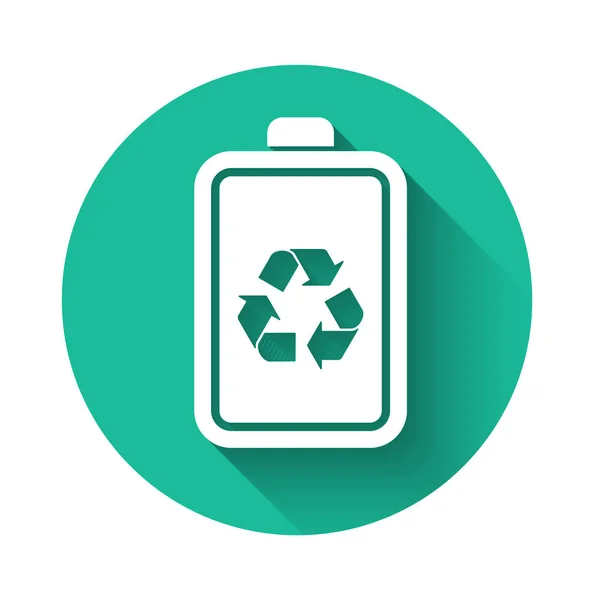 Bateria branca com ícone de linha de símbolo de reciclagem isolado com sombra longa. Bateria com símbolo de reciclagem - conceito de energia renovável. Botão de círculo verde. Ilustração vetorial — Vetor de Stock