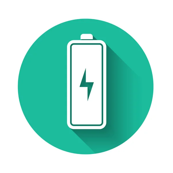 Biała ikona baterii wyizolowana długim cieniem. Symbol błyskawicy. Przycisk zielony okrąg. Ilustracja wektorowa — Wektor stockowy