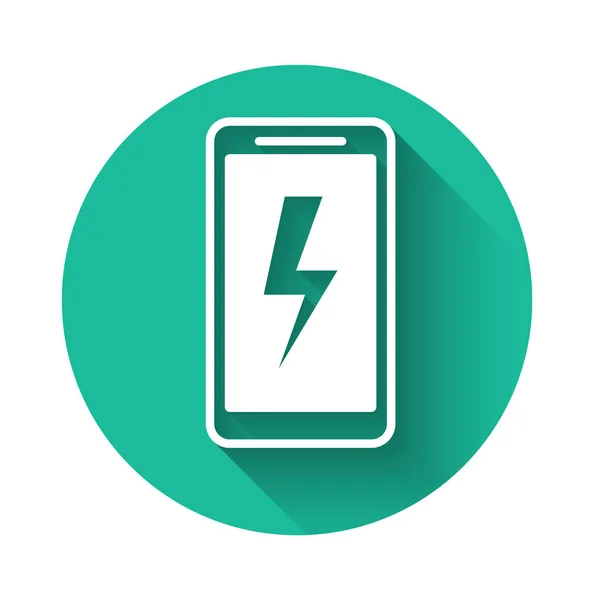 Icono de batería de carga de Smartphone blanco aislado con sombra larga. Teléfono con una carga de batería baja. Botón círculo verde. Ilustración vectorial — Vector de stock