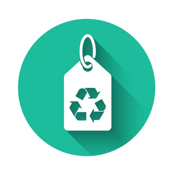 Etiqueta branca com ícone de símbolo de reciclagem isolado com sombra longa. Banner, etiqueta, etiqueta, logotipo, adesivo para verde eco. Botão de círculo verde. Ilustração vetorial — Vetor de Stock