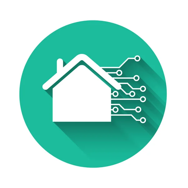 Witte Smart Home pictogram geïsoleerd met lange schaduw. Afstandsbediening. Groene cirkel knop. Vector illustratie — Stockvector