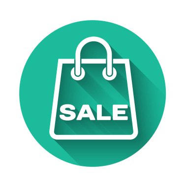 Uzun gölge ile izole bir yazıt Satış simgesi ile Beyaz Shoping çanta. Çanta tabelası. Kadın çantası simgesi. Kadın çanta tabelası. Yeşil daire düğmesi. Vektör İllüstrasyonu