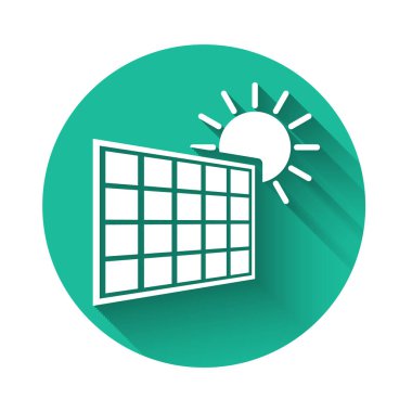 Beyaz Güneş enerji paneli ve güneş simgesi uzun gölge ile izole. Yeşil daire düğmesi. Vektör İllüstrasyonu