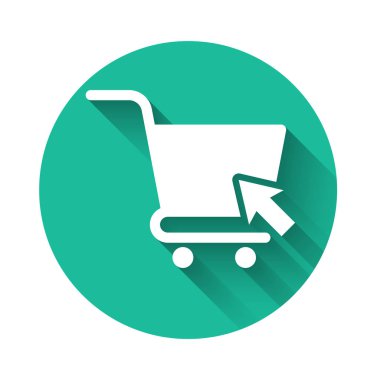 Uzun gölge ile izole imleç simgesi ile Beyaz Alışveriş sepeti. Online satın alma konsepti. Teslimat hizmeti işareti. Süpermarket sepeti sembolü. Yeşil daire düğmesi. Vektör İllüstrasyonu
