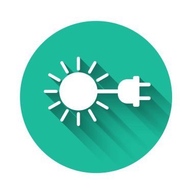 Uzun gölge ile izole elektrik fiş simgesi ile Beyaz Güneş. Enerji tasarrufu kavramı. Yeşil daire düğmesi. Vektör İllüstrasyonu