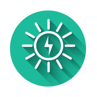 Beyaz Güneş enerji paneli çizgi simgesi uzun gölge ile izole. Yeşil daire düğmesi. Vektör İllüstrasyonu