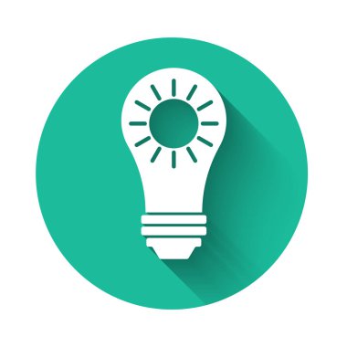 Beyaz Güneş enerji paneli simgesi uzun gölge ile izole. Güneş ve ampul. Yeşil daire düğmesi. Vektör İllüstrasyonu