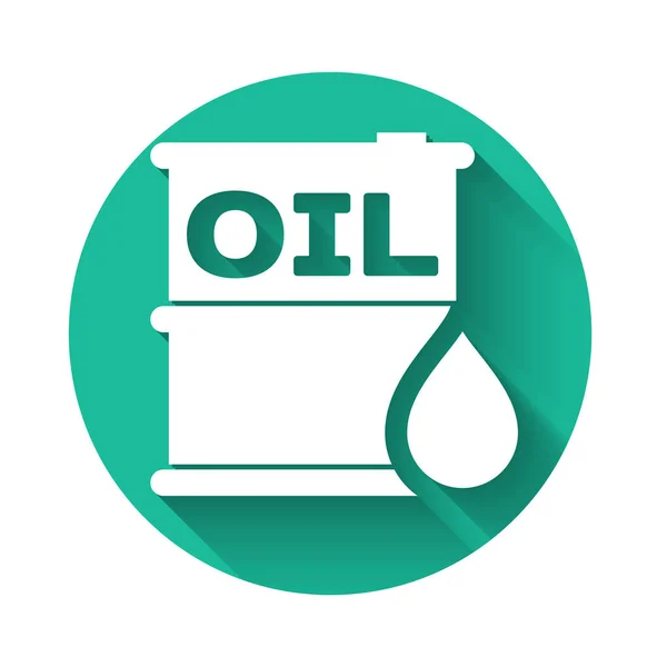 Icono de barril de petróleo blanco aislado con sombra larga. Recipiente de tambor. Para infografías, combustible, industria, energía, ecología. Botón círculo verde. Ilustración vectorial — Vector de stock