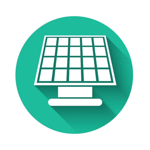 Icono del panel de energía solar blanco aislado con sombra larga. Botón círculo verde. Ilustración vectorial — Vector de stock