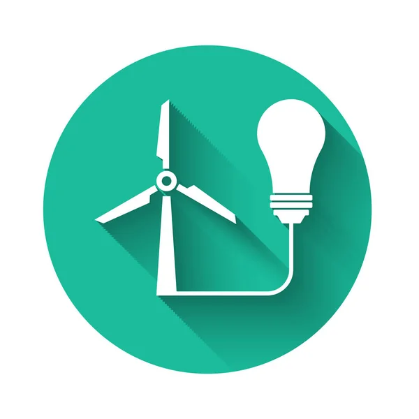 Vit glödlampa med vindkraftverk som idé om miljövänlig källa till energi ikon isolerad med lång skugga. Alternativa energikoncept. Grön cirkel knapp. Vektor illustration — Stock vektor