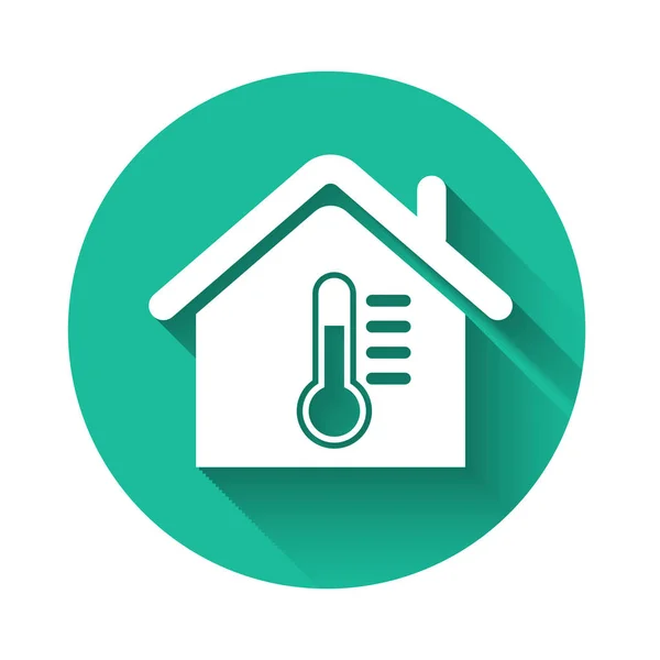 Witte huis temperatuur pictogram geïsoleerd met lange schaduw. Thermometer icoon. Groene cirkel knop. Vector illustratie — Stockvector